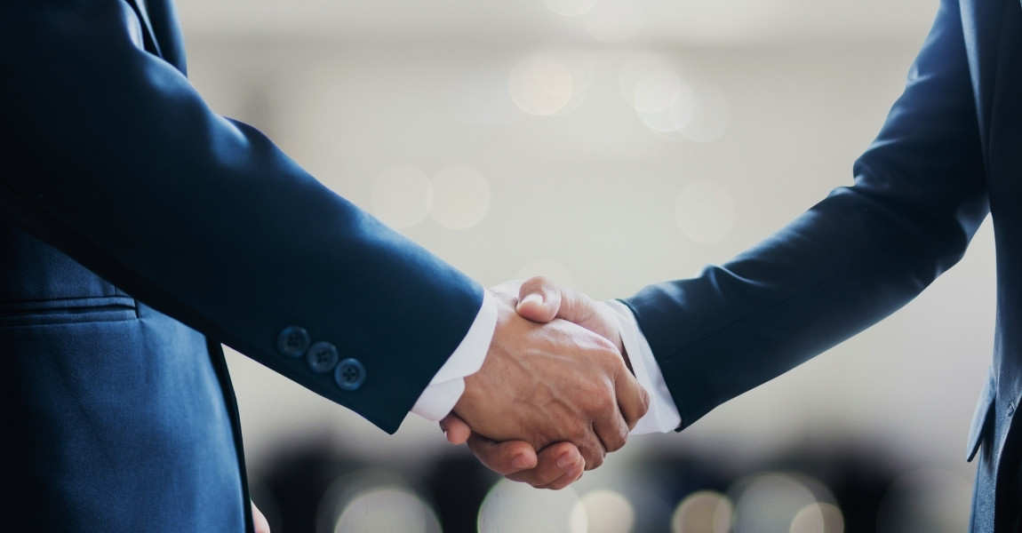 investor and gold custodian hand shaking