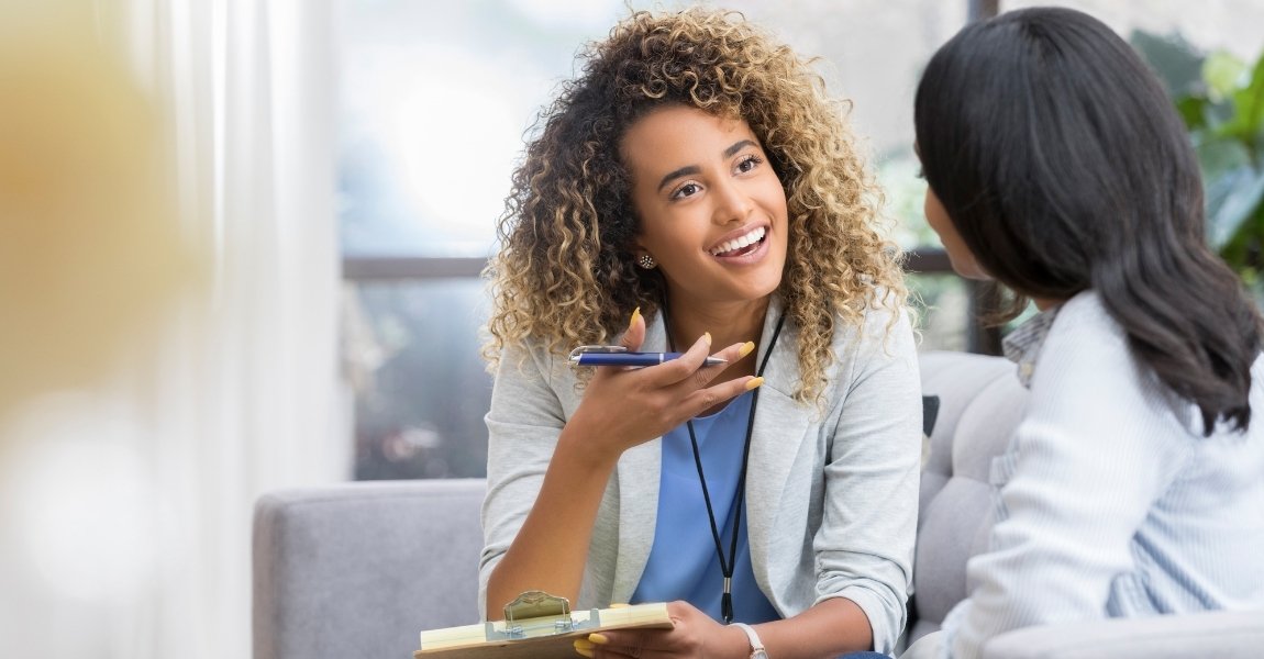 woman talking to a gold expert